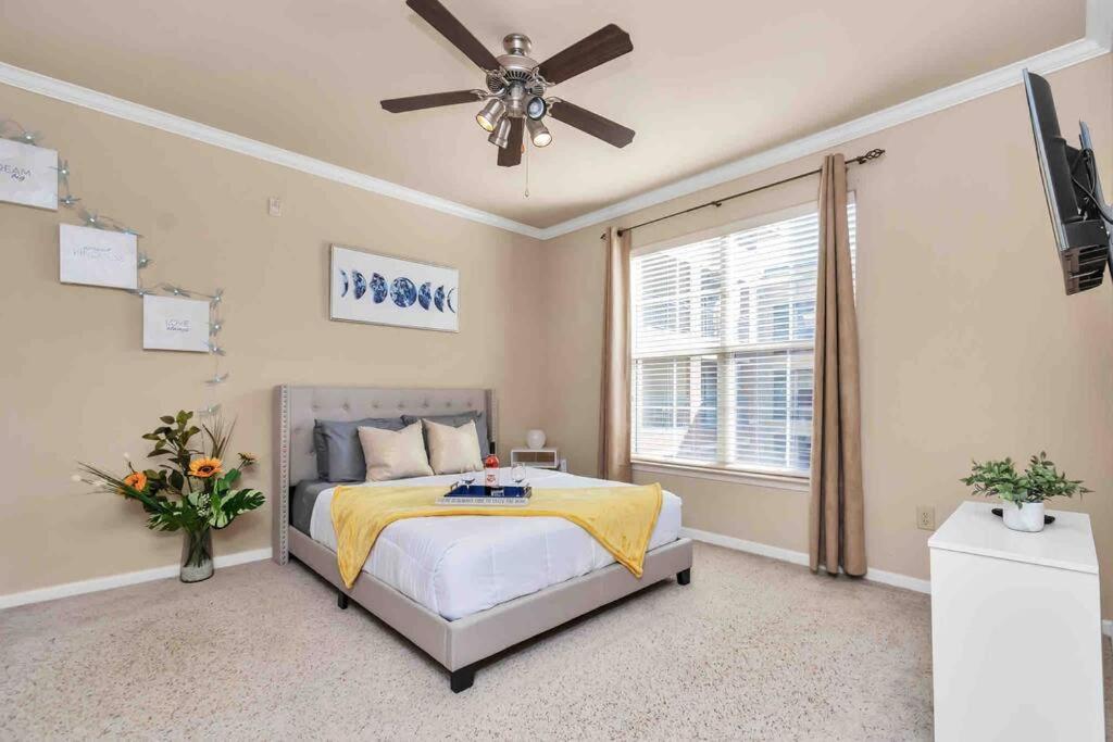 Modern Condo Near Texas Medical Center W Free Parking Houston Bagian luar foto