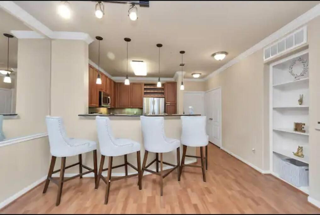 Modern Condo Near Texas Medical Center W Free Parking Houston Bagian luar foto
