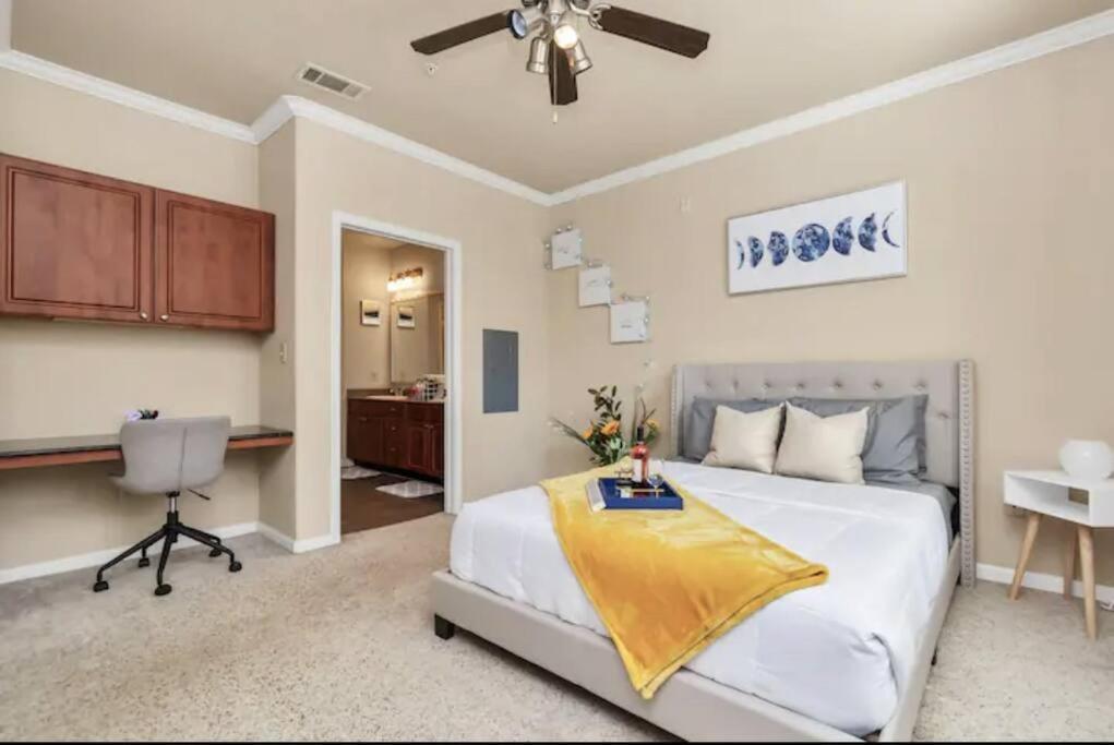 Modern Condo Near Texas Medical Center W Free Parking Houston Bagian luar foto