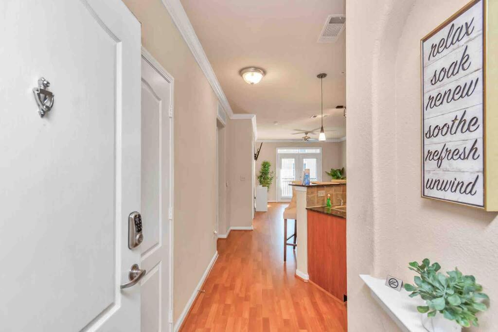 Modern Condo Near Texas Medical Center W Free Parking Houston Bagian luar foto