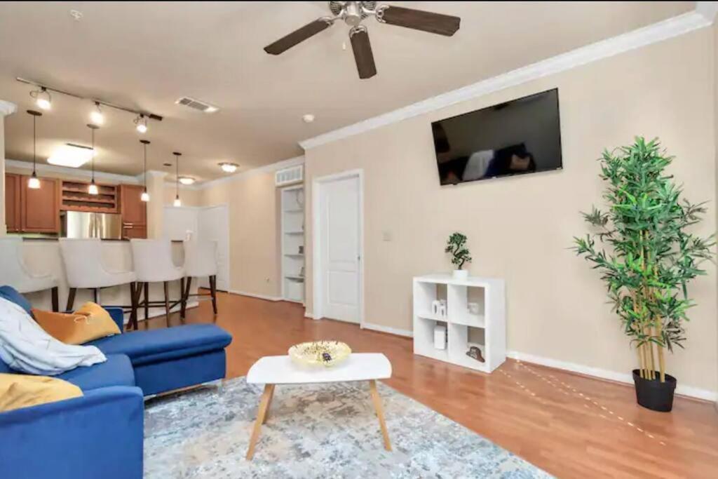 Modern Condo Near Texas Medical Center W Free Parking Houston Bagian luar foto