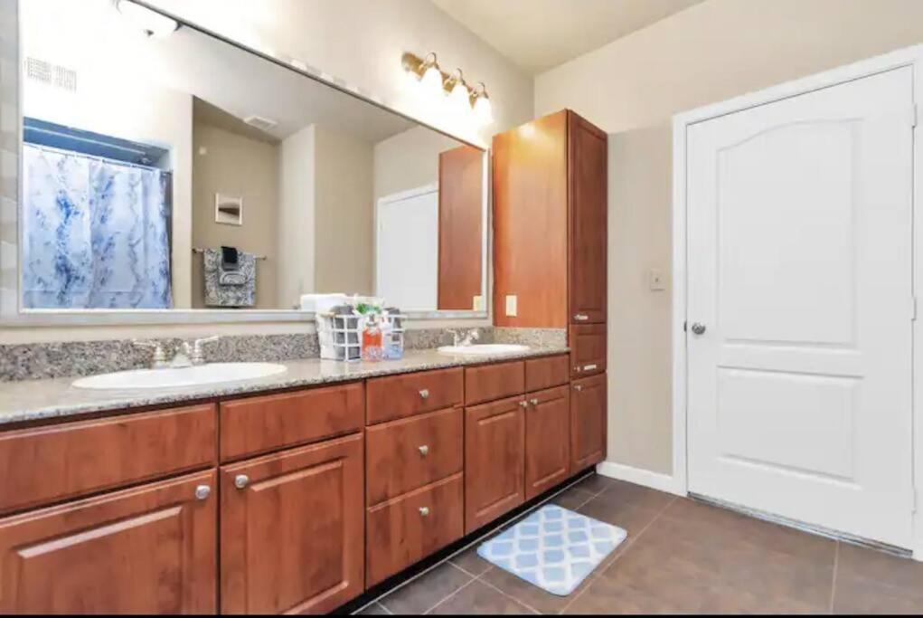 Modern Condo Near Texas Medical Center W Free Parking Houston Bagian luar foto